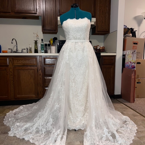 Oleg Cassini Wedding Dress - Picture 6 of 9